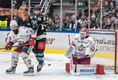 Zweimal gingen die Starbulls in den Play-offs als Verlierer vom eigenen Eis. Das wollen Fabian Dietz und Co. am heutigen Freitag ändern.Foto Ludwig Schirmer