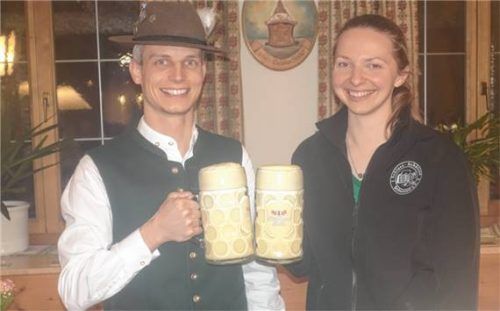 Zweite Schützenmeisterin Bianca Murner stößt mit Eiselfings Schützenmeister Johannes Fischer auf das gelungene Freundschaftsschießen an. Foto Voggenauer