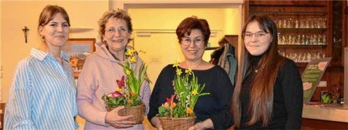 Zweite Vorsitzende Lilli Pavlak (von links) zeichnete Regina Petermüller und Susi Speckbacher zu Ehrenvorsitzenden gemeinsam mit Vorsitzender Vanessa Eder (rechts) aus. Foto Eder