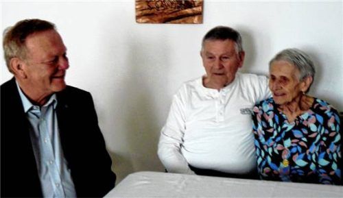 Zweiter Bürgermeister Anton Kindermann gratuliert Manfred und Christa Gamperl (von links) zu ihrer diamantenen Hochzeit. Foto  Fischer