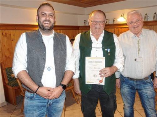 Zweiter Vorsitzender Max Antal (links) sowie Kassenwart und Schriftführer Albert Maier (rechts) mit dem für 50 Jahre Mitgliedschaft geehrten Johann Obermaier. Foto voggenauer
