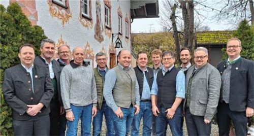 Zweiter Vorsitzender Michael Süss, Beisitzer Gerhard Adlmaier, Zweiter Schriftführer Wolfgang Seidl, Fahnenbegleiter Paul Forstner, Fähnrich Sepp Gartner, Erster Kassier Lorenz Liegl, Robert Opperer und Beisitzer Max Forstner, Fahnenbegleiter Georg Süss, Zweiter Kassier Bernhard Obermaier, Erster Schriftführer Norbert Zehrer und Vorsitzender Joachim Pfaller (von links). Foto re