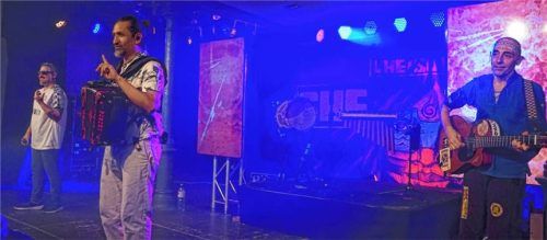 Zwischendurch erklärte Sänger Che (Sergio Adrián Morales Cleves, Mitte) die Philosophie hinter der Musik: Ungeachtet der Herkunft die Schönheit der Welt erkennen! Foto Becker