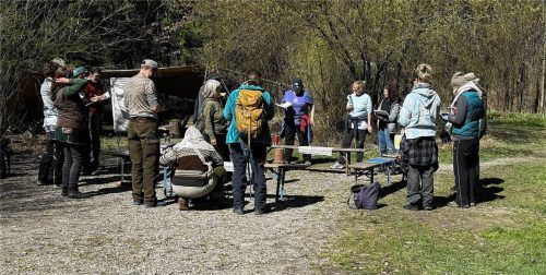 15 Frauen und Männer haben ihre einjährige Ausbildung zum Wildnispädagogen an der Wildnisschule Chiemgau am Jenbach begonnen. Foto Röhrl