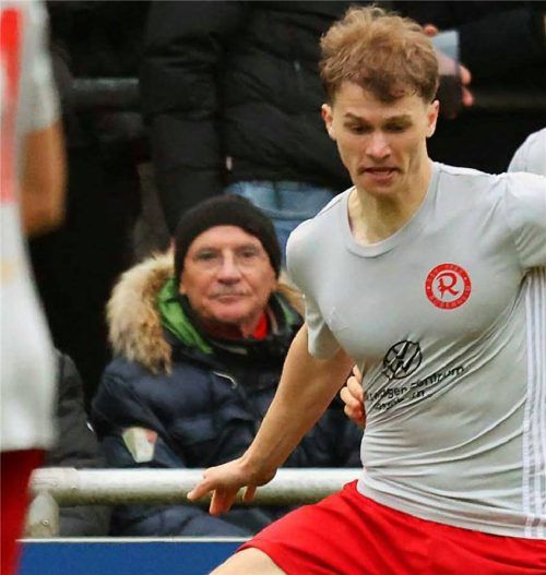 1860 Rosenheims Michael Summerer setzt sich hier beim Top-Spiel in Wasserburg im Zweikampf durch.Foto Christian Butzhammer