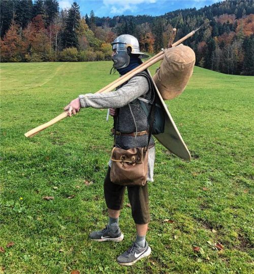 30 Kilogramm Ausrüstung: Ausgestattet wie ein römischer Legionär machte sich Simon Riepertinger auf den Weg. Sein selbst gestecktes Ziel erreichte er jedoch nicht.Fotos Grun