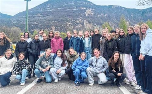 30 Schülerinnen von der Städtischen Realschule für Mädchen und ihre Lehrer besuchten kürzlich Rosenheims Partnerstadt Lazise. Foto Mädchenrealschule Rosenheim