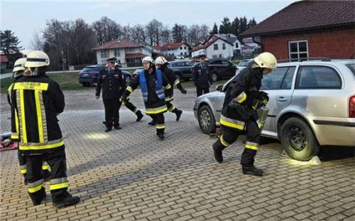 300 Sekunden haben die Feuerwehrler Zeit, um zu zeigen, wie man bei einem Verkehrsunfall eine eingeklemmte Person aus dem Auto befreit. Foto Reichl