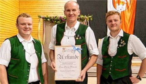 40 Jahre als Musiker aktiv: Florian Obermair (Mitte) nahm die Gratulationen von Vorsitzendem Thomas Astner (links) und Dirigent Michael Astner (rechts) entgegen.Foto re