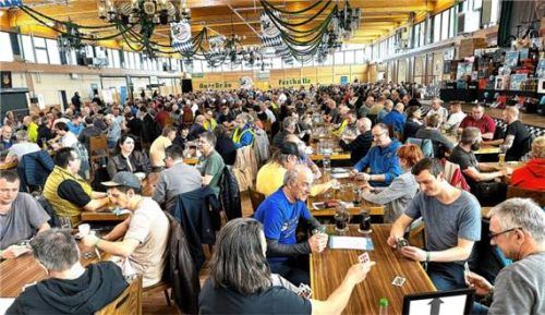 530 Teilnehmer aus ganz Bayern fanden sich in der Auerbräu-Festhalle zur deutschen Meisterschaft 2026 im Schafkopfen ein. Foto Knarr