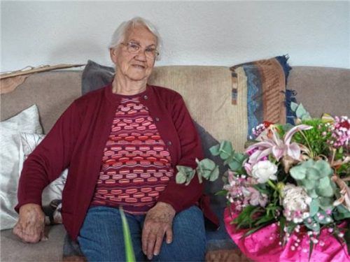 90 Jahre wurde Elisabeth Ebneth, Bürgermeister Franz Ehgartner gratulierte mit einem Blumenstrauß.Foto sutherland