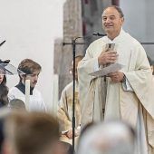 Jetzt hat‘s Pfarrer Schießler (h)eilig