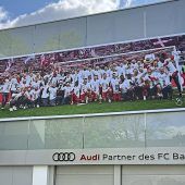 Säbener Straße: Meister-Plakat hängt