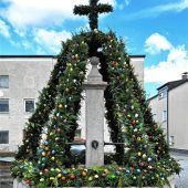 Marktplatz ziert österlich dekorierter Brunnen