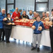 Verein „Kolbermoorer helfen“ spendet Osterfladen