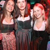 Dirndl wachen feiernd über Rettenbacher Maibaum