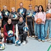 Frauengemeinschaft und Landfrauen Isen spenden Bälle