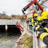 Feuerwehr und DLRG bergen toten Biber