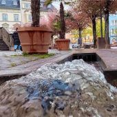 Kleine Eisbachwelle in der Stadt