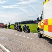Motorradfahrerin stürzt bei Überholmanöver