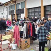 Besucher des Eiselfinger Dorf-Flohmarkts trotzen wechselhaftem Wetter mit Frühlingsfest-Stimmung
