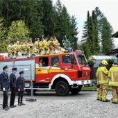 Ortswehren stehlen gemeinsam Voglinger Firstbaum