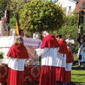 Viele Bürger beten am Georgikreuz in Neumarkt-St. Veit um Frieden
