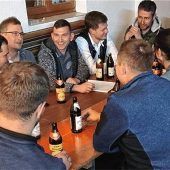 Rechtmehringer schnappen sich den Albachinger Maibaum
