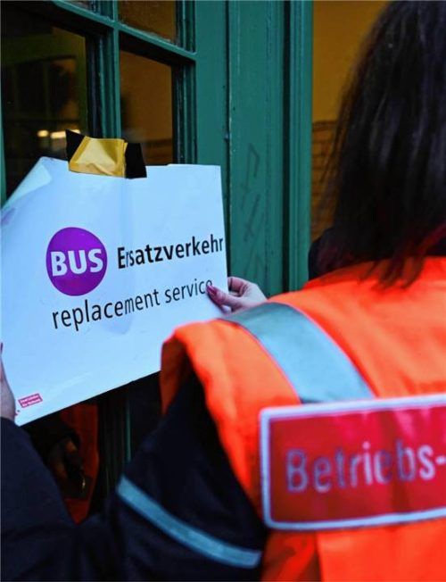 Ab Juni müssen zahlreiche Pendler auf der Strecke zwischen Rosenheim und München auf den Schienenersatzverkehr ausweichen. Foto dpa
