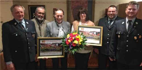 Abschied bei der Feuerwehr: (von links) Josef Fürlauf, stellvertretender Landrat Richard Fischer, Bürgermeister Sebastian Winkler senior und seine Stellvertreterin Anneliese Schaber, Vorsitzender Sebastian Winkler junior und Stellvertretender Andreas Spörkl. Foto jaensch