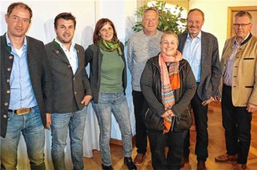 Abschied der Räte: (von links) Bernhard Kleinmaier, Markus Hauser, Margit Kraus, Thomas Kranz, Karin Buchner und Stefan Hofbauer mit Bürgermeister Georg Weigl. Foto Stache