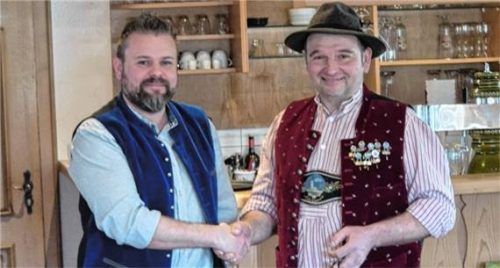 Abteilungsleiter Georg Löw (rechts) mit dem geehrten Thomas Freiberger. Foto Böck