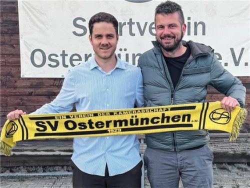 Abteilungsleiter Julian Reisner (links) begrüßt den künftigen Trainer Marcus Weiß beim SV Ostermünchen.Foto SVO