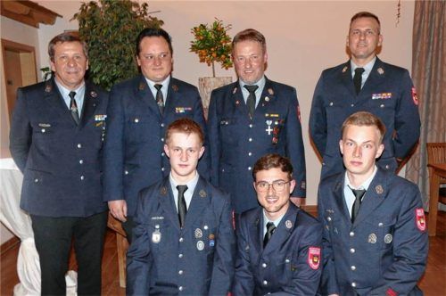 Ämterwechsel bei der Feuerwehr Kraiburg: (hinten, von links) stellvertretender Kommandant Michael Mooshammer, Richard Hilge, Martin Berger und Kommandant Mathias Weinert mit (vorne, von links) Maxi Hart, Markus Maßberger und Moritz Müller.Foto Bachmaier