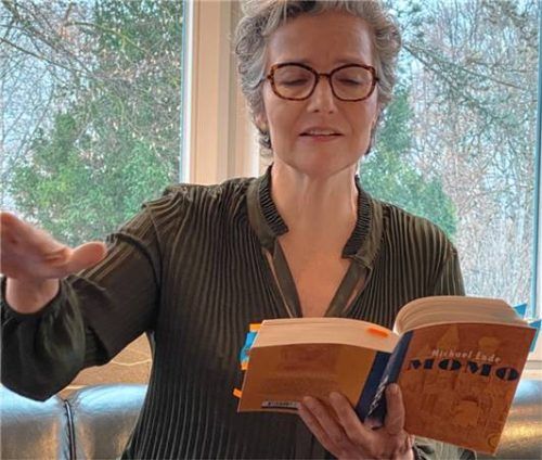 Aktueller denn je: Moderatorin Julia Cortis las aus „Momo“ von Michael Ende. Foto Bößwetter