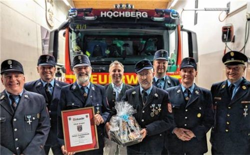 Alfred Prosser (Dritter von links) ) und Albert Jahner (Fünfter von links) wurden von der Feuerwehr Hochberg für ihren 50-jährigen aktiven Einsatz beziehungsweise für mehr als 26 Jahre Einsatz als Vereinskassier gewürdigt. Zu den Gratulanten zählten (von links) Kommandant Franz Geisreiter, Zweiter Vorsitzender Johann Niedl, Traunsteins Oberbürgermeister Dr. Christian Hümmer, stellvertretender Kommandant Florian Meissner, Vorsitzender Martin Steininger sowie Kreisbrandinspektor Martin Schupfner. Foto Hobmaier