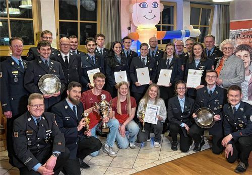 Alle geehrten Mitglieder bei der Dienstversammlung in Mettenheim zusammen mit der stellvertretenden Landrätin Ilse Preisinger-Sontag (vorne rechts), Kreisjugendwart Michael Matschi (links, kniend), Bezirksjugendwart Benno Dierkes (Dritter von links, mittlere Reihe), Kreisjugendwart Markus Lippacher (links, stehend), stellvertretender Landesjugendwart Manuel Pöhmerer (Zweiter von rechts, hintere Reihe) sowie Kreisbrandrat Harald Lechertshuber (Vierter von rechts, hintere Reihe). Foto matschi