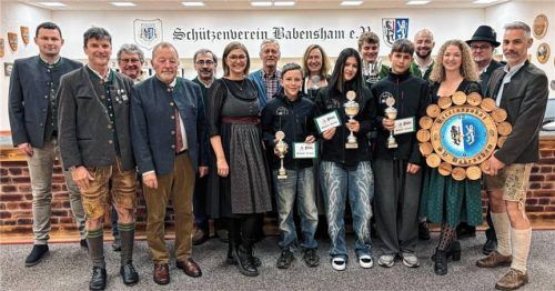 Alle sportlich Geehrten mit Kurt Huber, Bürgermeister Josef Huber, Martin Kubiczek, Martin Soller und Reinhard Hofbauer junior. Foto re