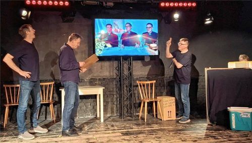 Alois Schmidmayer, Hubert Fischer, Stefan Hanus und Wilhelm Maier (verdeckt) zeigen in „Wurmstichig“, wie stark, treffsicher und lebendig echtes Ensemblekabarett sein kann (von links). Hier im Spot „Bibel in 90 Sekunden“. Foto re