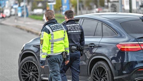 Am „Carfreitag“ beginnt in der Regel die Autoposer-Saison. Vor allem in der Äußeren Münchener Straße in Rosenheim sind auffällig viele Autoposer unterwegs. Die Polizei reagiert mit mehr Kontrollen. Foto dpa