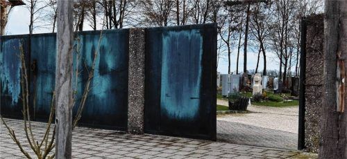 Am Rupertifriedhof in Heldenstein soll es in Zukunft neue Gräberarten geben. Bürgermeisterin Antonia Hansmeier orientiert sich am Beispiel von Waldkraiburg.Fotos  Weinfurtner