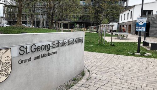 Am Schriftzug der Bad Aiblinger St.-Georg-Schule wurden zuletzt immer wieder einzelne Buchstaben entwendet. Fotos Bettinger