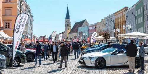 Am Sonntag, den 19. April, verwandelt sich die Mühldorfer Innenstadt wieder in ein riesiges Autohaus unter freiem Himmel. Fotos Rudolf Mayer