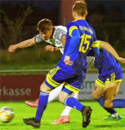 Ampfings Berat Akcay markierte mit diesem Schuss den 6:1-Zwischenstand in Peterskirchen.Foto Christian Butzhammer