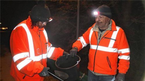 Amphibienretter Elisabeth und Peter Lamprecht aus Altenmarkt sind zwischen Anfang März und Ende April durchschnittlich dreimal in der Woche morgens und abends zur Dämmerung in Knesing am Weiher aktiv, um Fröschen und Kröten nach dem Laichen unbeschadet beim Rückweg in ihr Territorium jenseits der Kreisstraße zu helfen.