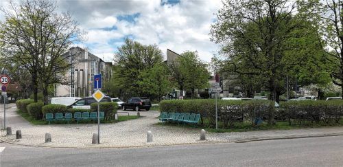 An der Hecke vor der Aiblinger Romed-Klinik in Bad Aibling musste kürzlich etwas zurückgeschnitten werden. Foto Bettinger
