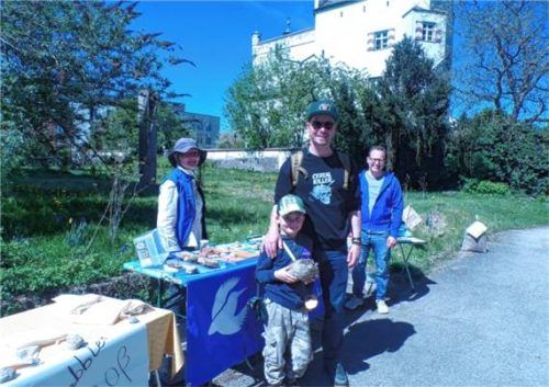 An der Station für die Insekten: (von links) Elisabeth Naurath, Max mit Papa und Fabian Brezina.Foto Rath