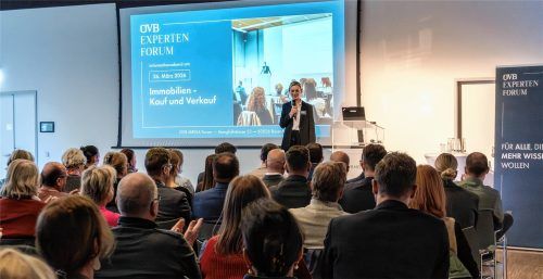 Andrea Schaller, Geschäftsführung OVB MEDIA Sales GmbH, wies in ihrer Begrüßung auf die Bedeutung des Themas „Immobilien“ für die Region hin und stimmte das Publikum auf den Abend ein. Fotos hohnke