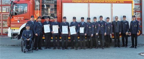 Andreas Huber (Schriftführer), Christian Dräxl (Zweiter Vorsitzender), Klaus Kronast (Vorsitzender), Benno Steinbeißer, Franz Weyerer, Robert Dandlberger (alle Ehrenmitglieder), Josef Drexler (Ehrenvorstand), Josef Dräxl (40 Jahre Dienstzeit), Kommandant Stefan Drexler, stellvertretender Kommandant Josef Maurer, Kassier Michael Steinbeißer, stellvertretender Kassier Thomas Karl, Zweiter Bürgermeister Helmut Brunner, Kreisbrandmeister Joachim Buchmann und Kreisbrandinspektor Martin Gruber (von links).Foto  re