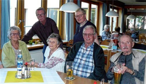 Ani Pisch (blauer Pulli, stehend) mit ihren Gästen, zusammen mit Vorsitzendem Wolfgang Mikolajetz (stehend im Hintergrund). Foto fischer